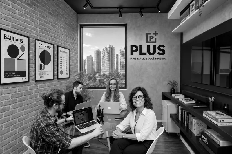 Equipe da Agência Plus reunida no escritório